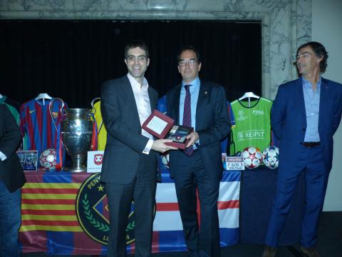 Josep Maria Barnils, head of FCB Social Area, handing a present to PBL
